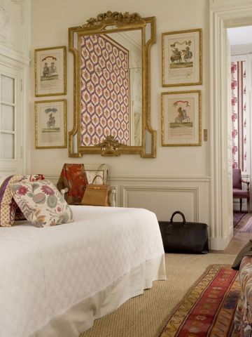 Helles Schlafzimmer mit eleganten Tapeten und luxuriösem Ambiente