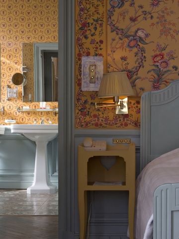 Stilvolles Badezimmer im Hotel La Mirande mit Vintage-Tapeten