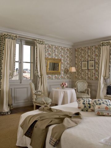 Elegantes Hotelzimmer mit klassischer Dekoration und Blumenmustertapete