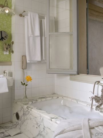 Luxuriöses Badezimmer mit Marmorbadewanne und stilvollen Armaturen