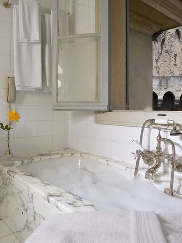 Elegantes Badezimmer mit Marmorakzenten und Fensterblick
