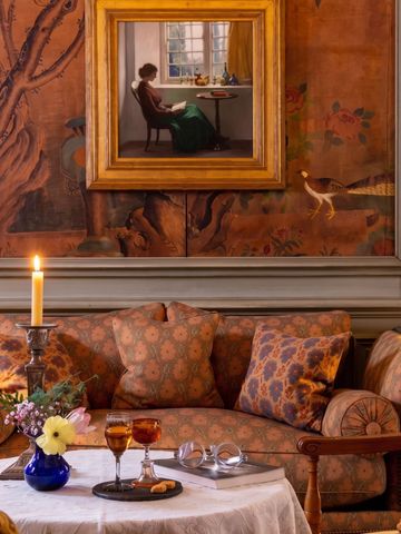 Elegant eingerichteter Salon mit Gemälde und edler Dekoration