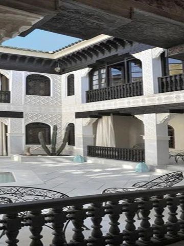 Innenhof mit Pool und traditionellen marokkanischen Arkaden