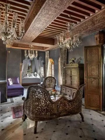 Luxuriös eingerichtetes Zimmer mit detaillierten Holzarbeiten und Kronleuchtern