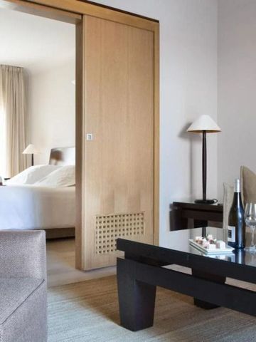 Moderne Suite mit Wohnbereich und luxuriöser Einrichtung