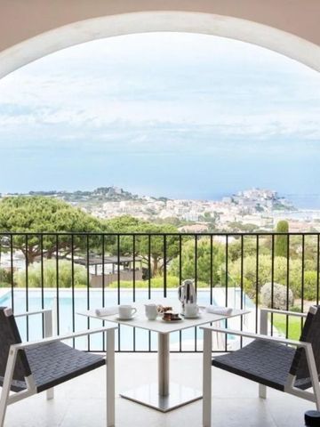 Terrasse mit Blick auf die Bucht von Calvi und das Meer
