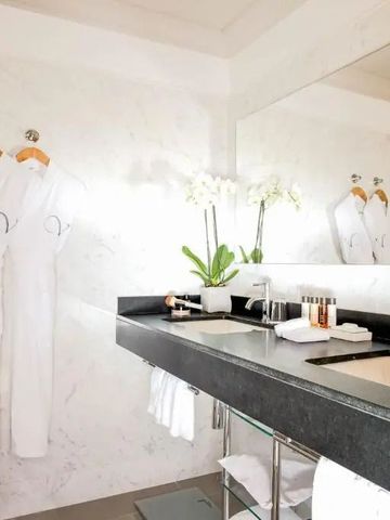 Elegantes Badezimmer mit Spiegel und luxuriösen Annehmlichkeiten