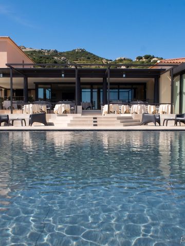 Infinity Pool vor einer modernen Hotelarchitektur bei sonnigem Wetter