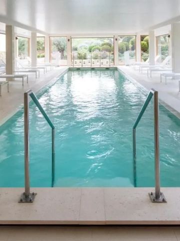 Innenpool mit Tageslicht und stilvollem Ambiente