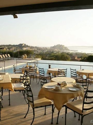 Terrasse mit Frühstückstischen und atemberaubendem Meerblick