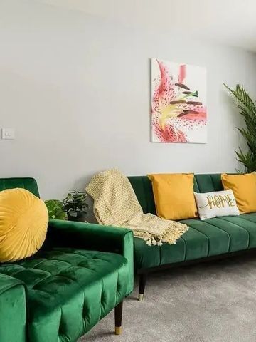 Elegante Lounge mit grünen Sofas und dekorativen Kissen
