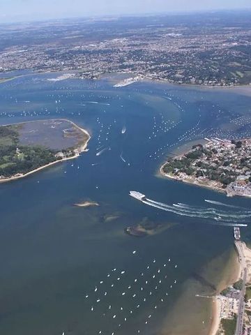 Panoramablick auf Küste mit Wasser und Yachten