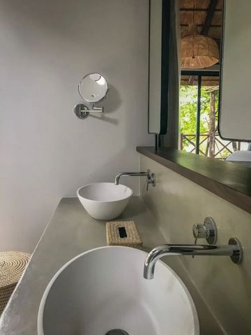 Modernes Badezimmer mit Designer-Waschbecken und Spiegel
