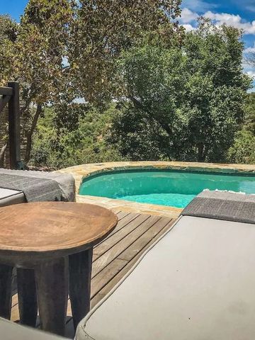 Kleine Terrasse mit Whirlpool und Blick auf den Wald