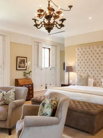 Geräumiges Zimmer mit eleganten Sesseln und Kronleuchter