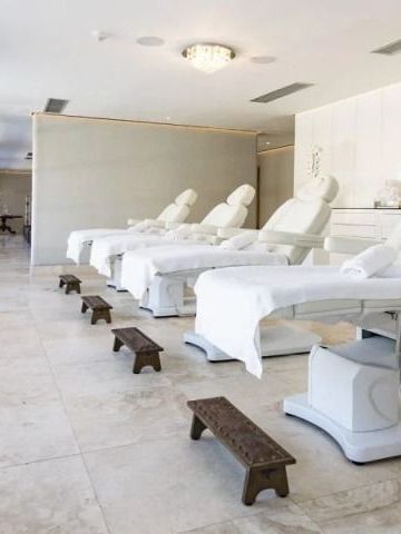 Moderner Spa-Bereich mit Liegen aus weißem Material