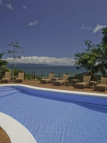 Aussichtsbereich mit Pool und Blick auf das Meer.
