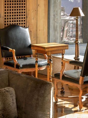 Elegante Sitzecke mit Sesseln und Tisch in hellem Sonnenlicht