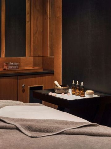 Spa-Raum mit Massageliege und Aromatherapie Accessoires