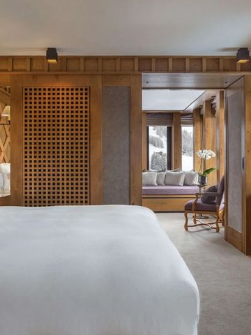 Luxuriöses Schlafzimmer mit Holzelementen und Bergblick