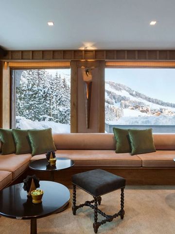 Lounge mit Panoramafenstern und Blick auf verschneite Landschaft