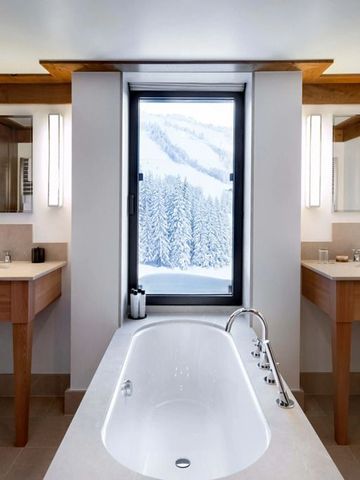 Badezimmer mit freistehender Wanne und Bergblick
