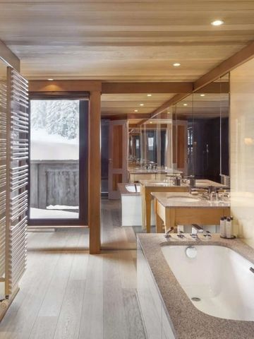 Geräumiges Badezimmer mit Holzverkleidung und modernem Design