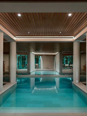Luxuriöser Innenpool mit elegantem Deckendesign