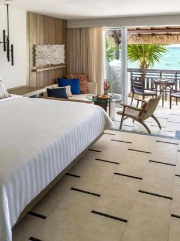 Luxuriöses Schlafzimmer mit Kingsize-Bett und Terrasse mit Blick auf das Meer