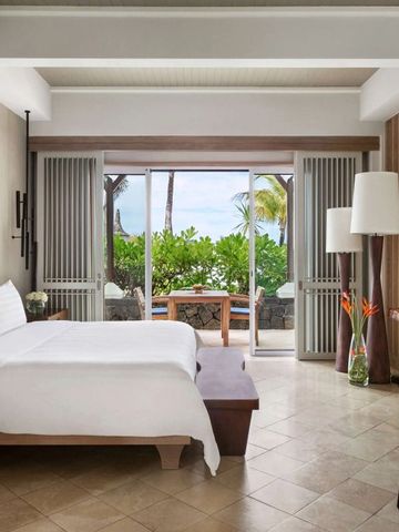 Geräumiges Zimmer mit Meerblick und moderner Einrichtung im Shangri-La Le Touessrok.