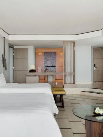 Luxuriöses Doppelzimmer mit moderner Einrichtung und künstlerischen Details.