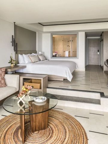 Modernes Hotelzimmer mit gemütlicher Sitzecke und stilvollem Design im Shangri-La Le Touessrok.