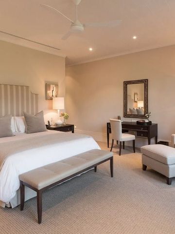 Elegantes Hotelzimmer mit Doppelbett und stilvoller Einrichtung