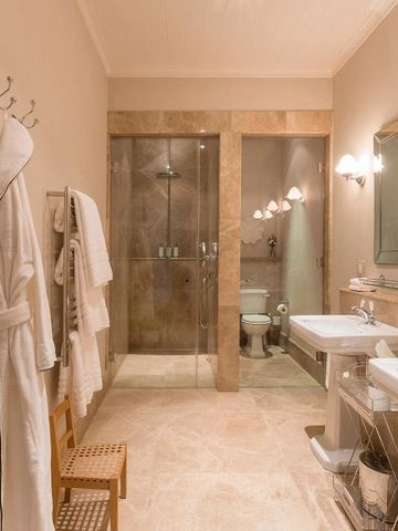Geschmackvolles Badezimmer mit Dusche und Doppelwaschbecken