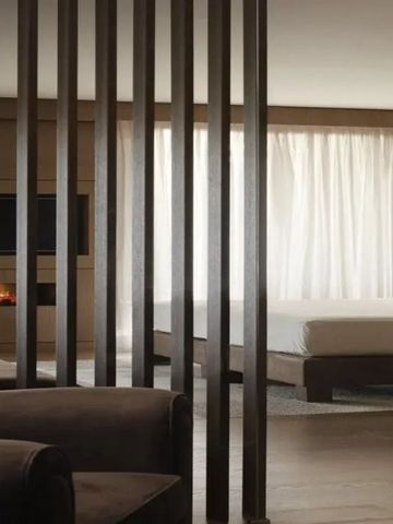Schickes Schlafzimmer mit modernem Design und Raumteilung