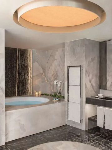 Modernes Badezimmer mit eleganter Dekoration und luxuriöser Badewanne