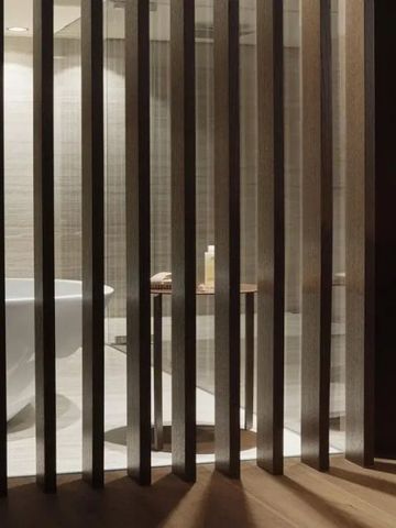 Badewanne hinter Holzgitter in modernem Badezimmer