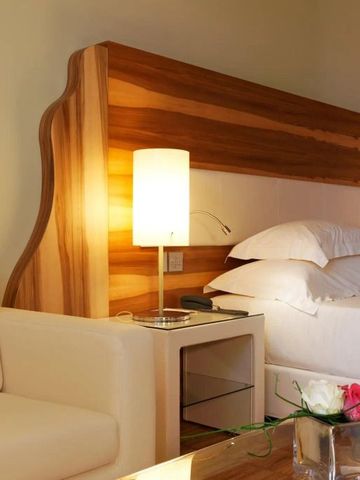Hotelzimmer mit gemütlicher Sitzecke und warmem Licht