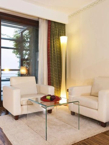 Elegantes Wohnzimmer mit Seeblick und stilvollen Möbeln