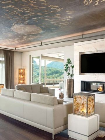 Luxuriöses Wohnzimmer mit Kamin und Panoramablick