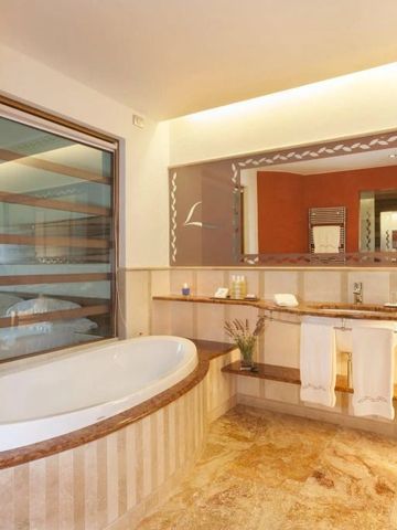 Modernes Badezimmer mit komfortabler Badewanne