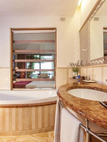 Stilvolles Badezimmer mit runder Badewanne und edlem Design