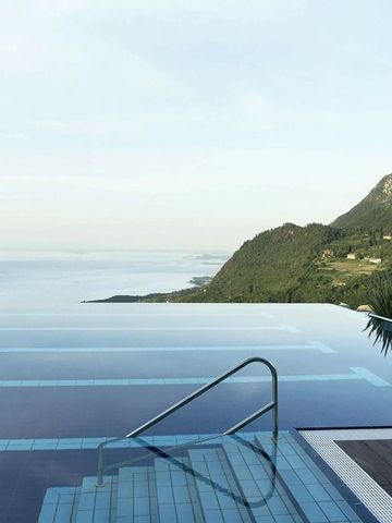 Infinity-Pool mit Blick auf den Gardasee und die umliegende Landschaft