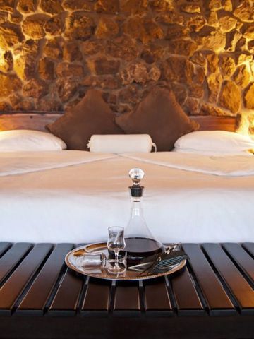 Gemütliches Schlafzimmer mit Steinwand und edler Dekoration