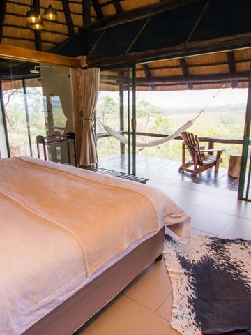 Zimmer mit Blick auf die Natur und Hängematte auf der Terrasse
