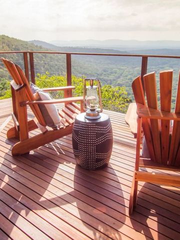 Holzterrasse mit zwei Stühlen bietet weiten Blick über das grüne Tal