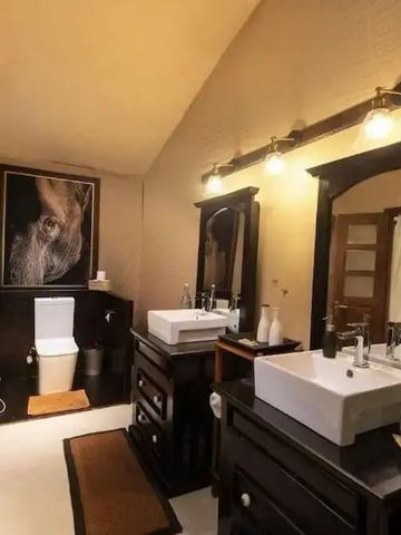 Elegantes Badezimmer mit zwei Waschbecken und stilvoller Beleuchtung