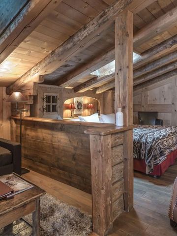 Gemütliche Suite mit Holzbalken und Dachschrägen, Einblick in angenehmes Zimmerdesign