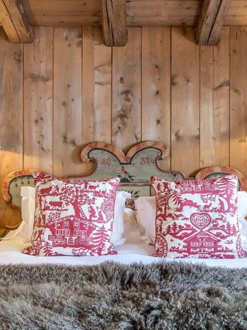 Traditionelles Chalet-Schlafzimmer mit rustikalem Holz und dekorativen Kissen