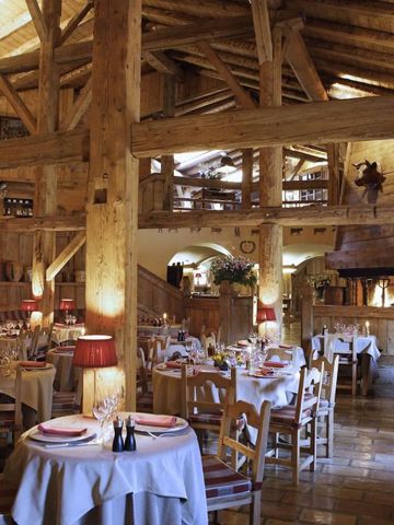 Gemütliches Restaurant mit Holzbalken und Kamin